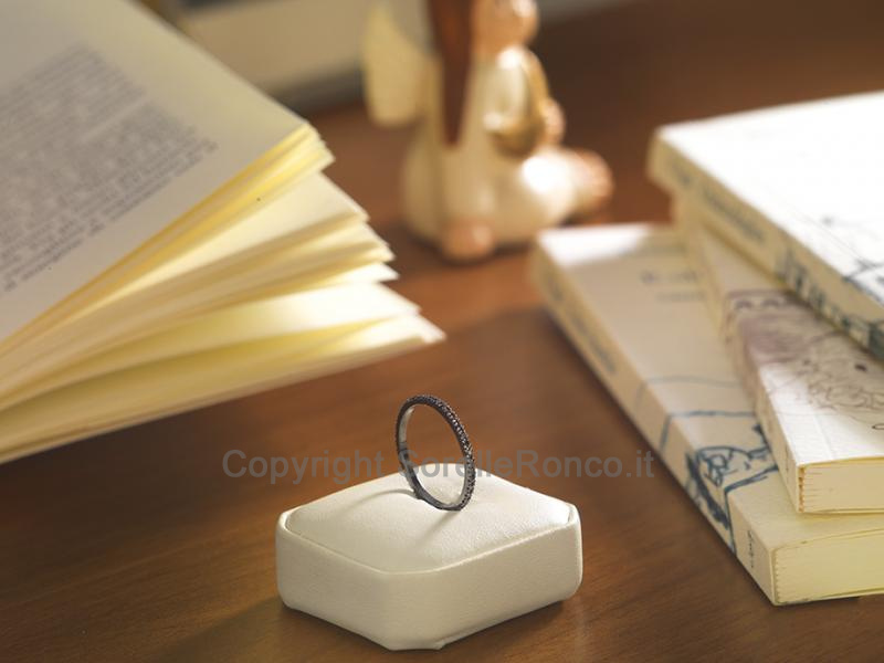 ANELLO ETERNITY CON DIAMANTI NERI 